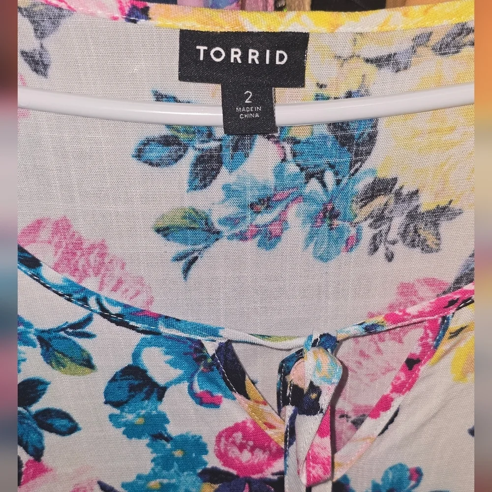 Torrid 2X White Floral Color Pop short Sleeve V Neck Lenny Babydoll Tunic Blouse